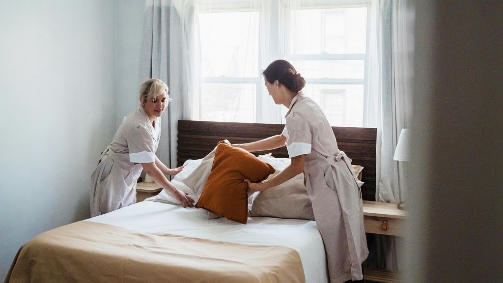 Cameriera ai Piani - Servizi Multiservice Iris - Pulizie Hotel & Villaggi, Giardinaggio e Manutenzione