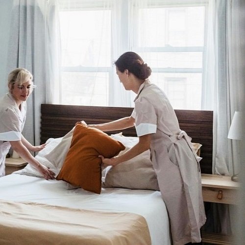 Cameriera ai Piani - Servizi Multiservice Iris - Pulizie Hotel & Villaggi, Giardinaggio e Manutenzione